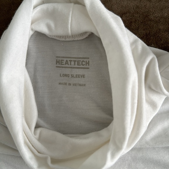 Uniqlo Heat Tech shirt. Long sleeve turtleneck. Color- ecru. Size 7-8yr unisex - Picture 2 of 4